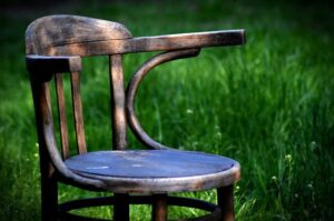 jak odnowić stare krzesło tapicerowane
